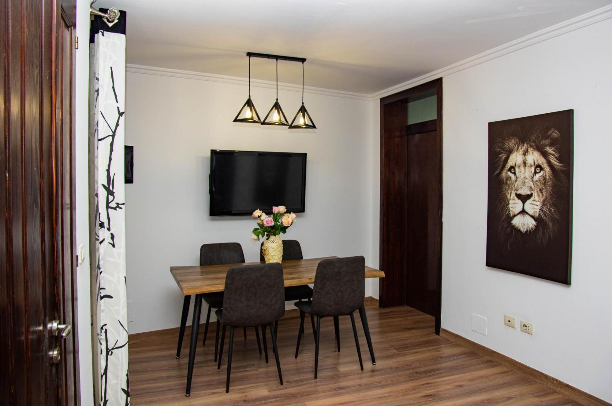 Lucas Central Relaxing House Тирана Экстерьер фото